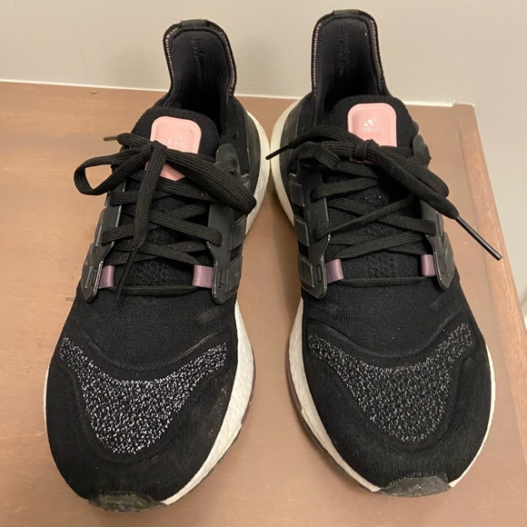 Adidas Ultraboost 22 - Picture 1 of 3
